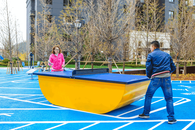 根据实际园区场地坡度的不同,星海彼岸设计师在所到之处放置了明显的