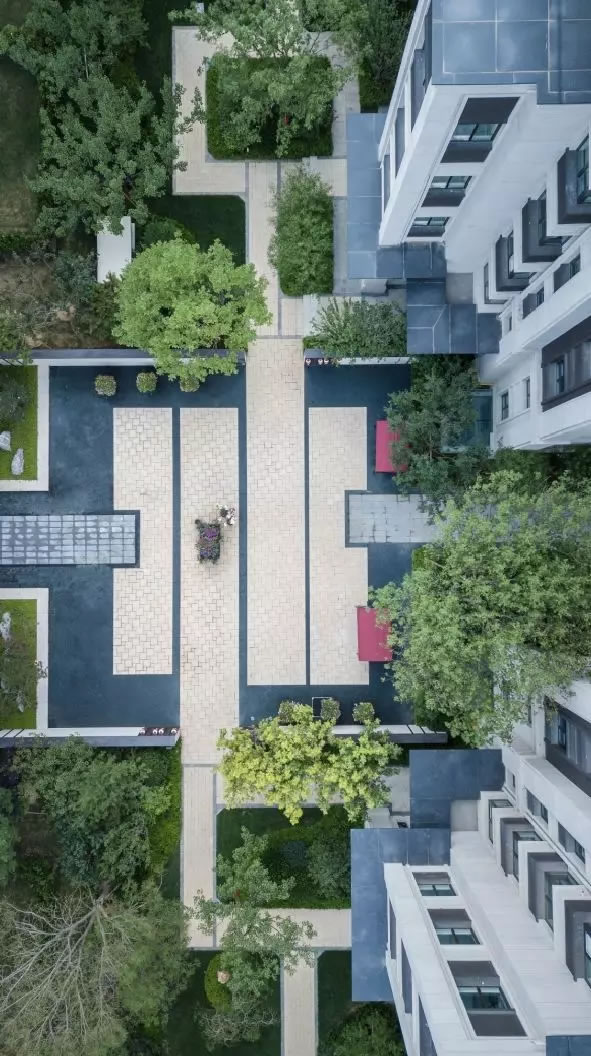 它遵循了传统建筑结构的周正布局格式,体现住户的仪式感与尊贵感,隐喻