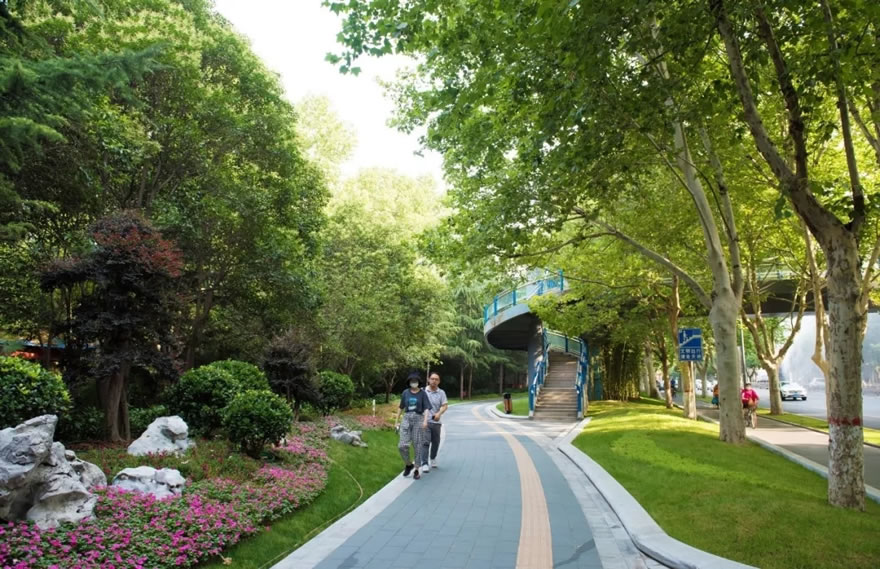 围栏拆除后,碧沙岗公园真正成为了城市街道的一部分,人行天桥的