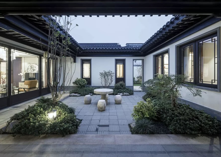 连廊与侧院相结合,柔化生硬的边缘线条,从而形成自然且通透的过渡