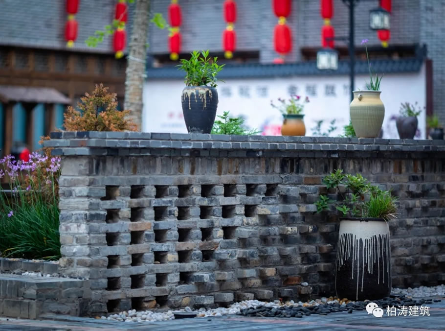瓦片的花样式砌法,搭配青砖和木板,形成栅栏,花坛,花格窗等形态.